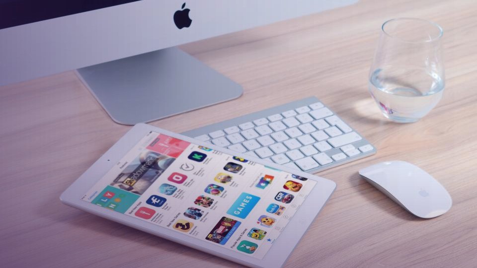 Tablet és asztali gép üzleti alkalmazásokkal