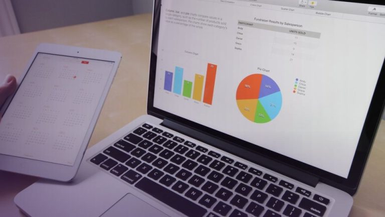 Laptop és tablet diagramokkal, üzleti adatokkal