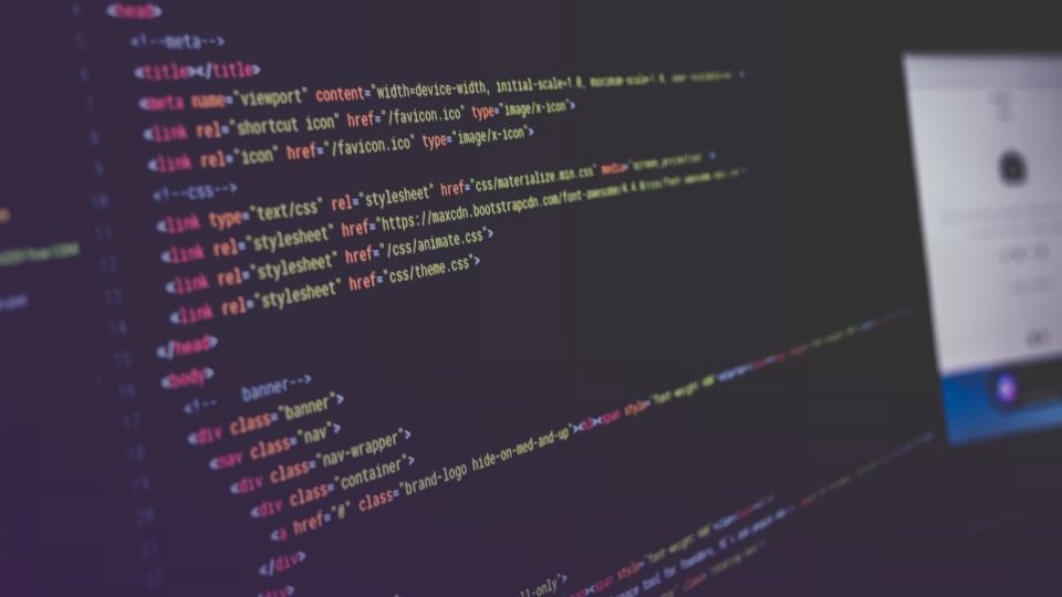 Programkód egy fejlesztő monitorán